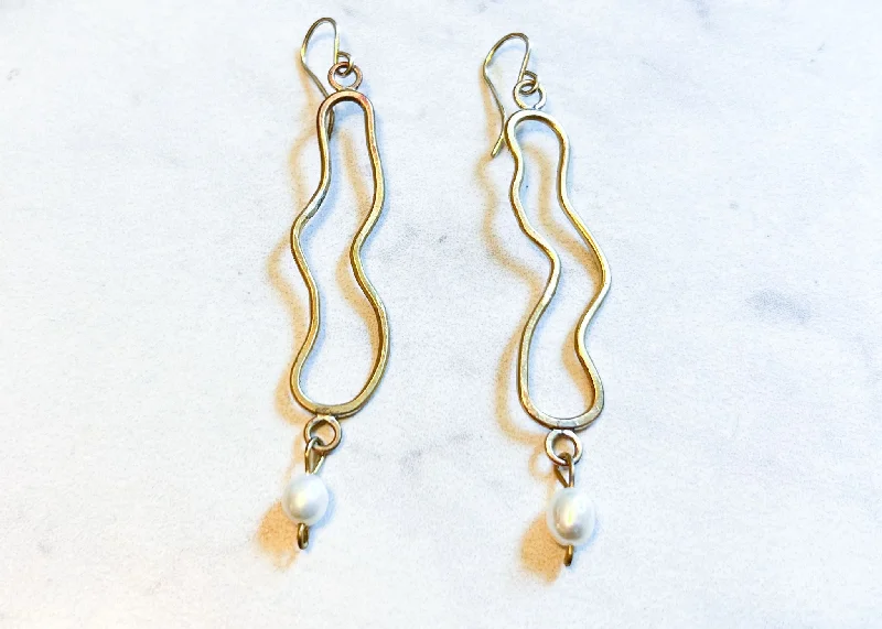 Raised disc earrings-Brass Squiggle Pearl Earrings