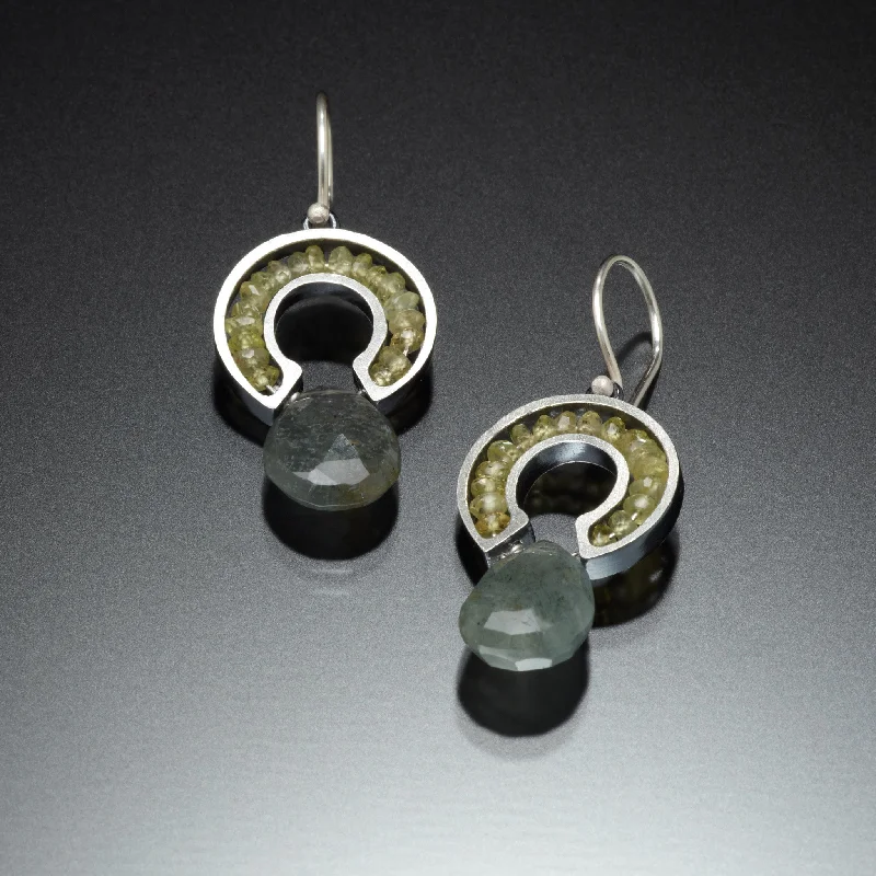 Round medallion earrings-Gemstone Horseshoe Earrings (green)